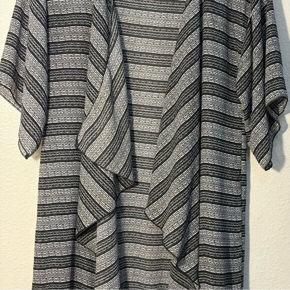 LuLaRoe BlackGray White Striped Kimono Women’s S Water fall Front Short Sleeve. - Picture 5 of 9